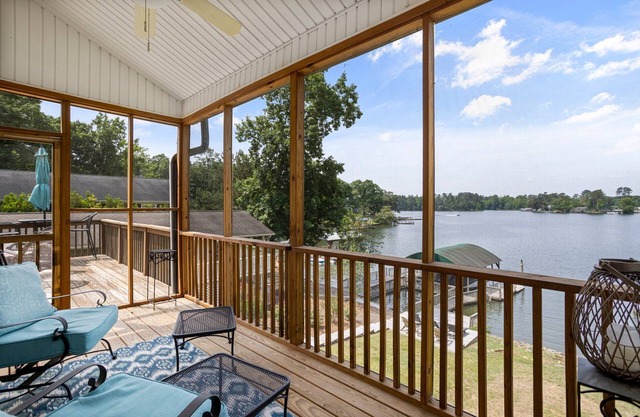 Lakefront Home- 7 bedroom 4.5 bath- Sleeps 16 + Game Room, PS-4 - Badin Lake, NC