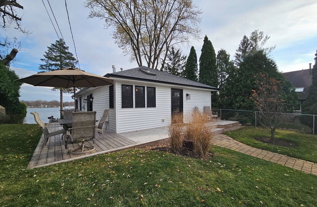 Lakefront home-Beautiful views, private frontage/lake access