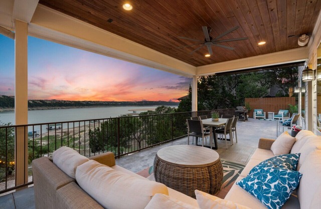 Lakefront Home/Dock/Heated Swim Spa/Boat Launch/Beach