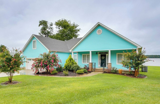 Lakefront Home w/Hot Tub & Dock in Cross Hill!