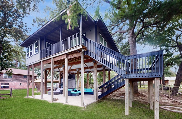 Lakefront home with Deck, Pedal-boat & Arcade