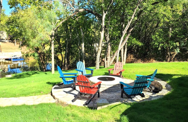 Lakefront!➟Kayaks, Fire Pit, Sparkling Clean Hot Tub