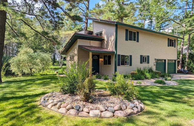 Lakefront Lodge w/hot tub, fireplace & fire pit