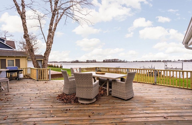 Lakefront Luxury on Lake Manitou - Modern Comforts & Stunning Views