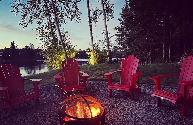 Lakefront Muskoka Retreat - Hot tub / Sauna - 11 beds - sleeps 8-10 adults