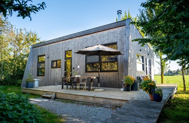 Lakefront Nature House in Friesland: Goudûle
