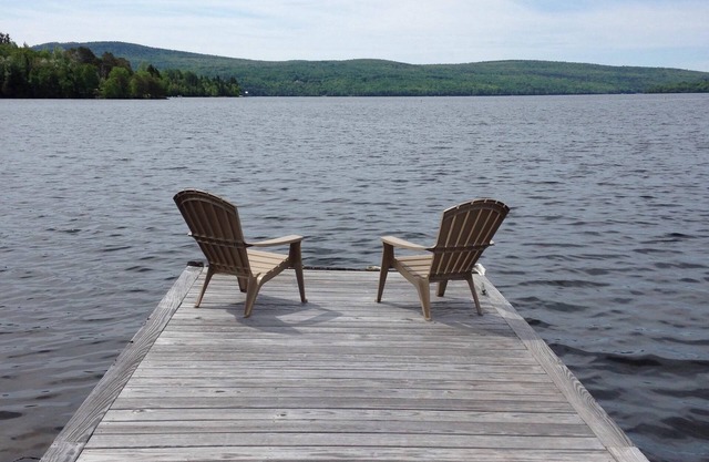 Lakefront: Newly Renovated Large One-Bedroom Apartment. Summers only.