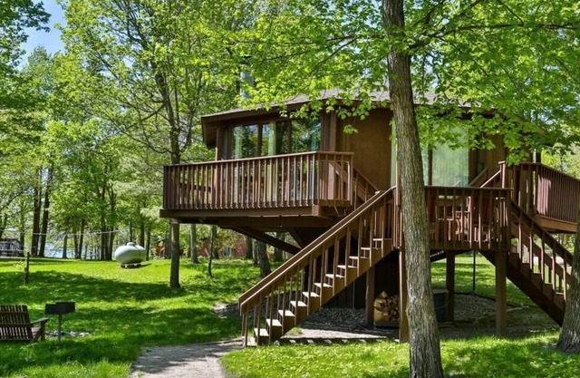 Lakefront Octagon Treehouse - Fisherman's Paradise
