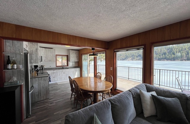 Lakefront Otter Lake Cottage