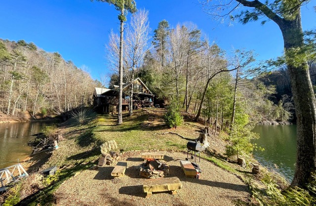 LAKEFRONT Peninsula House ONE of a KIND SPOT! Private Dock, Pet Friendly