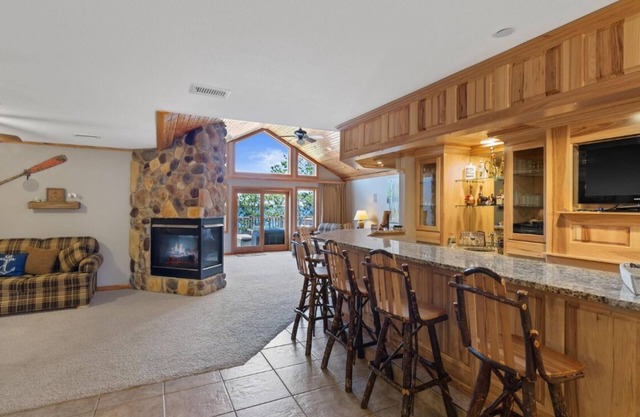 Lakefront Penthouse Retreat: Stunning Views, Bar, Golf & Fun on Castle Rock Lake