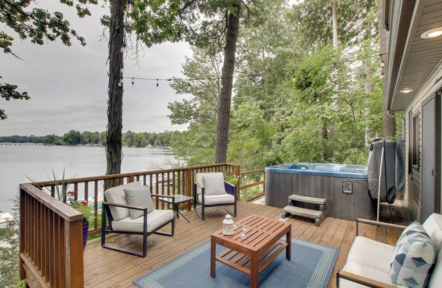 Lakefront Plymouth Cottage w/Private Hot Tub