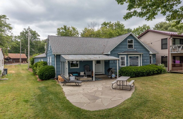 Lakefront Renovated 4BR w/Dock, Kayaks, Walk to Bemus Point