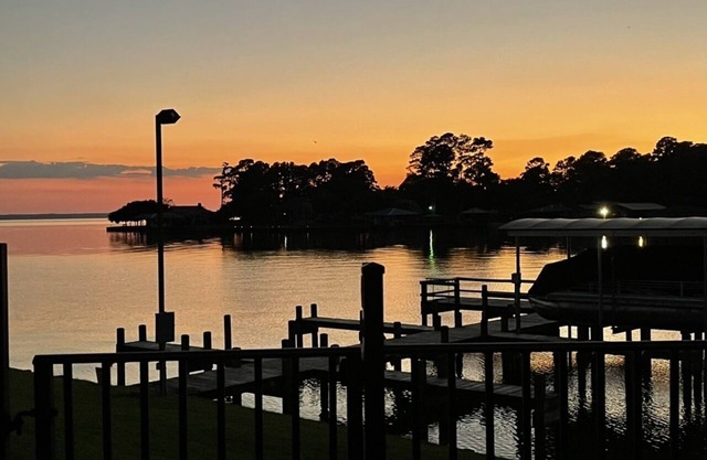 Lakefront Retreat - Ground floor - Great Views!