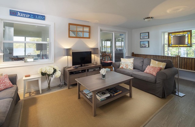 Lakefront Retreat With Sandy Beach, Perfect For Kids