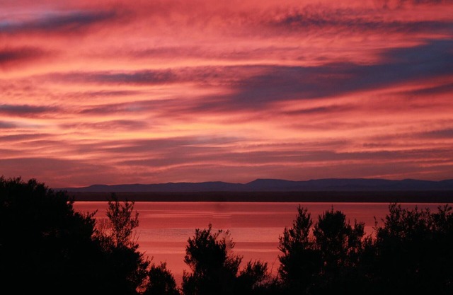 Lakefront Self-Contained House, amazing views