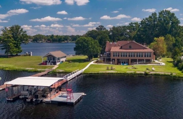 Lakefront! Sleeps 10, 2 covered boat slips, swim dock, diving deck, kayaks