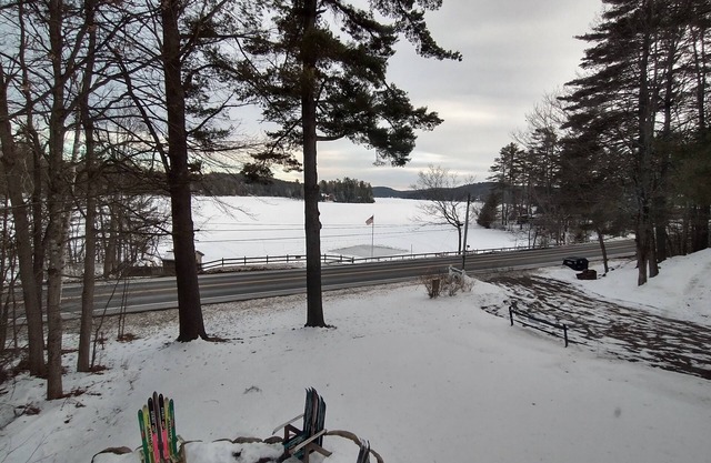 Lakefront spacious contemporary. Large families welcome. Ski GORE nearby!