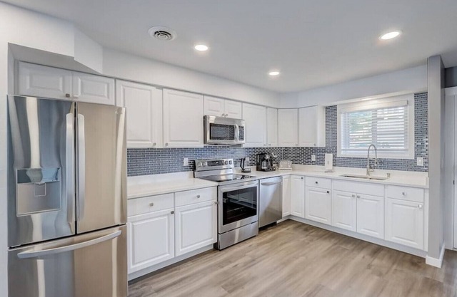 Lakefront Therapy - Newly Remodeled Luxury Listing by Experienced Host