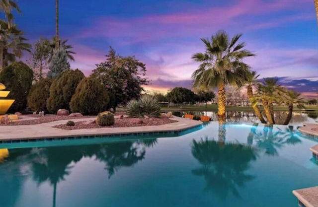 Lakefront Villa, Heated/Chilled Pool + 8‑Seat Spa, Kayaks, Office, Sleeps 9