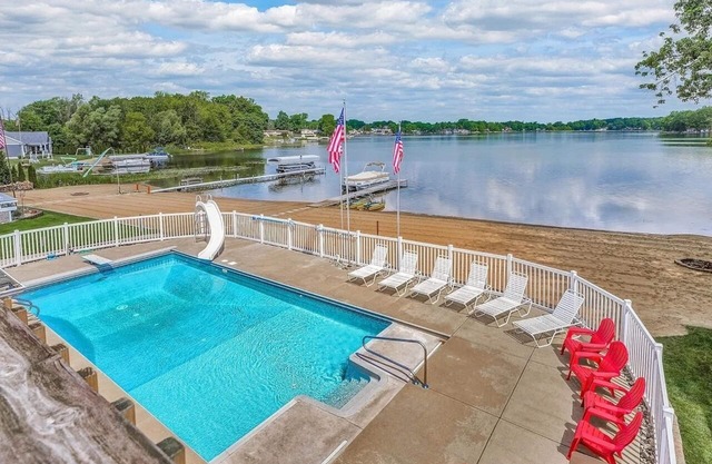 Lakefront W/Private Beach, Pool, Hot Tub, Golf Simulator, Projector, Bar & more
