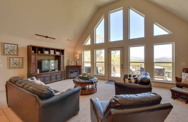 Lakemont Retreat: Game Room, Hot Tub, & Mtn Views!