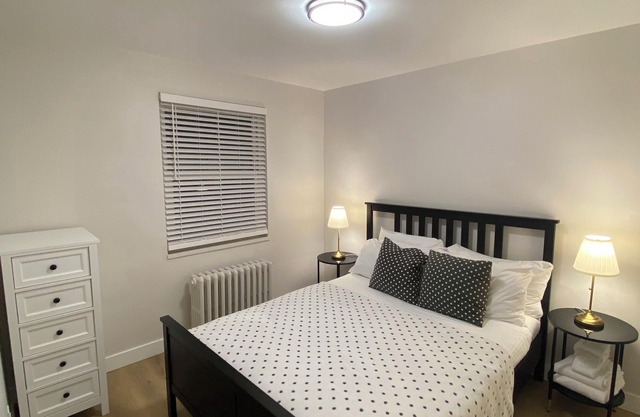Lakeshore 2 Bedroom Apartment in Port Credit, Mississauga.