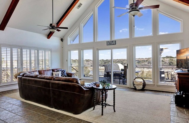 "Lakeshore Haven"- Hot Tub! Pet Friendly! Boat Dock!