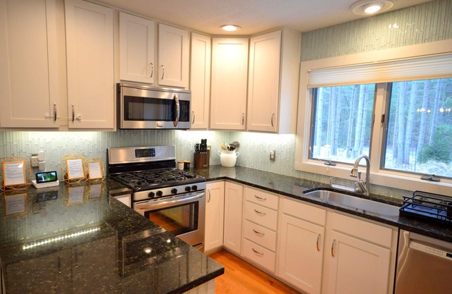 Lakeshore Hideaway | 4 Bed, 2.5 Bath