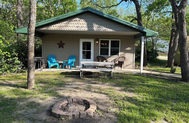 Lakeside Cabin 2 - Perfect Retreat at Enriched Cabins & Resort on Lake Delhi