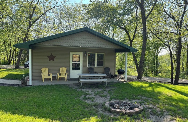 Lakeside Cabin 4: Perfect Retreat at Enriched Cabins & Resort on Lake Delhi