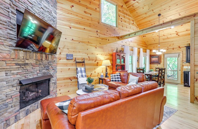 Lakeside Cabin: Game Room, Dock, Orchard, Wineries