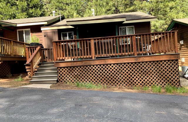 Lakeside cabin, remodeled, cozy, pet friendly with boat launch & free boat slip.