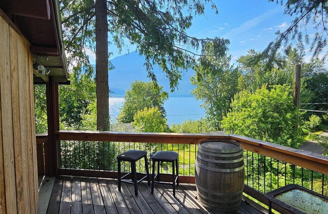 Lakeside Cedar Cabin at Paradise Hills