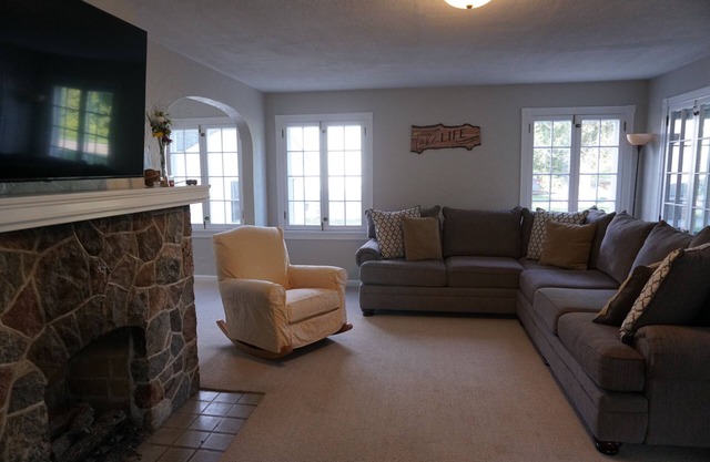 Lakeside cottage, steps away from the lake, perfect for family and friends