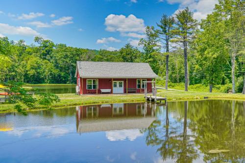 Lakeside Cottage with Porch in Pocono Mountains
