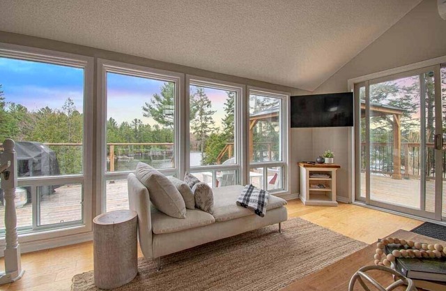 Lakeside Cove - Newly-Renovated Cottage w/Great Swimming, Foosball Table, AC