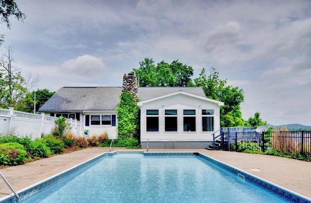 Lakeside Home With Pool-Completely Renovated