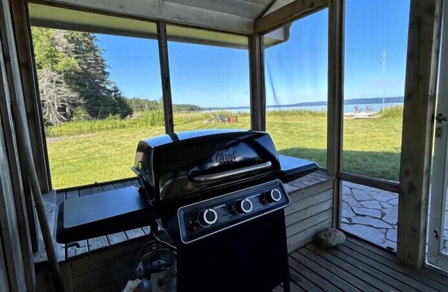 Lakeside Luxury Cottage & Hot Tub