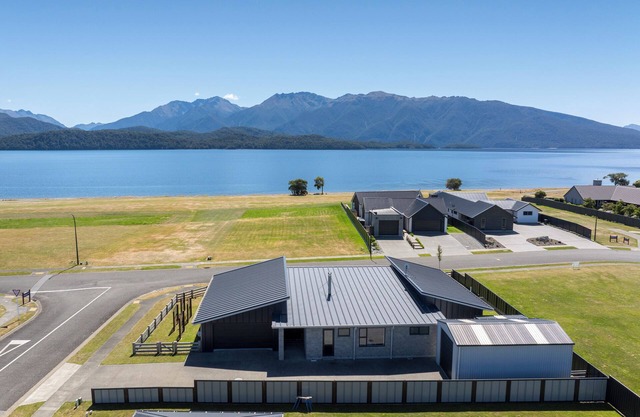 Lakeside Luxury – Spacious 4BR Retreat Across from the Lake with Stunning Views