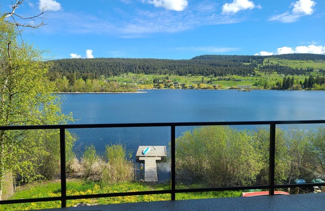 Lakeside retreat for year-round fun, perfect for families and quiet getaways.
