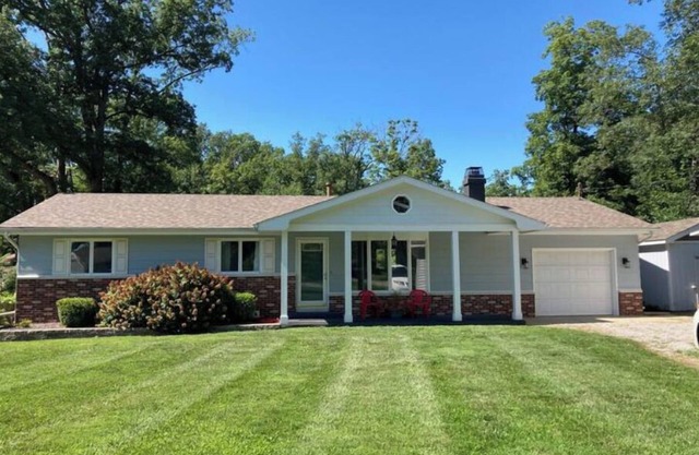 Lakeside Sarandipity: Sleeps 8 with outdoor spaces!
