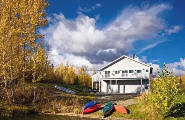 Lakeside three bedroom boathouse.
