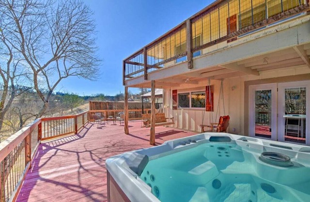Lakeside Treetop Cottage: Boat Dock & Hot Tub