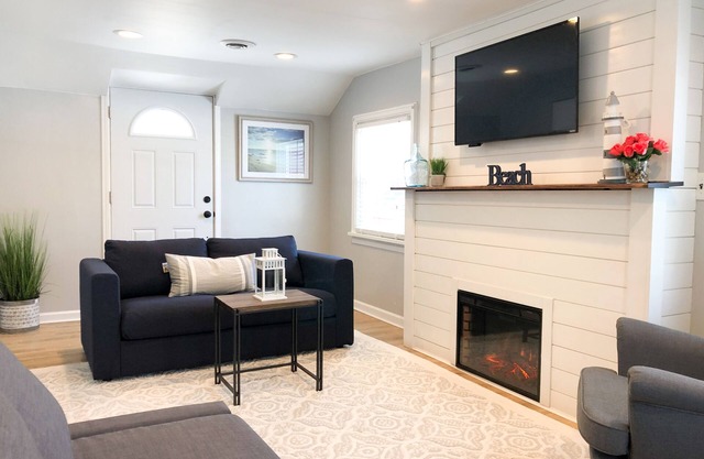 LAKETOWN COTTAGE: 3 bed, New Kitchen, LARGE yard; seconds from the lake & park!
