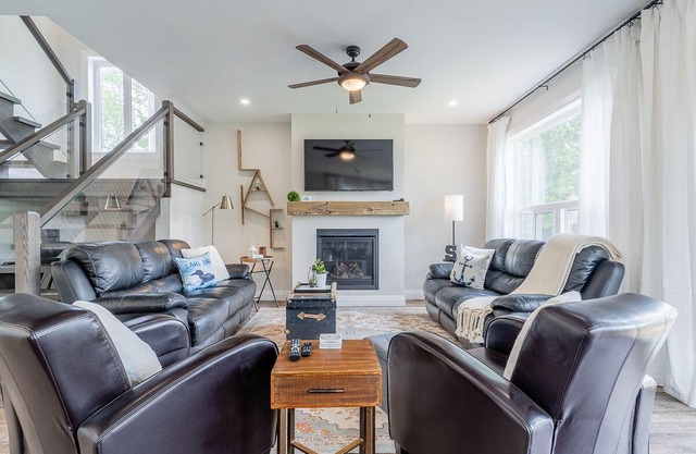 Lakeview Getaway *3Bdrm/3 Bath* King bed*45 minutes to Toronto*Steps to the Lake
