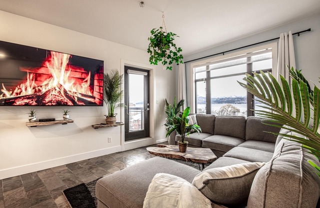 Lakeview Penthouse with Pool