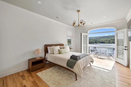 Lakeview Villa with Private Hot Tub, Firepit & Breathtaking Cliff Views