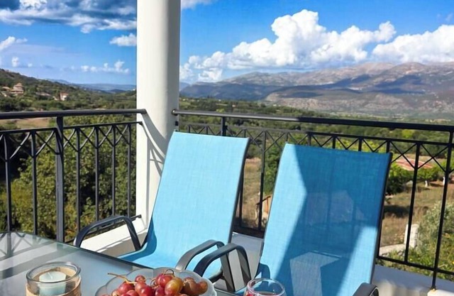 Lakithra 2 Bedroom flat with rural & sea view