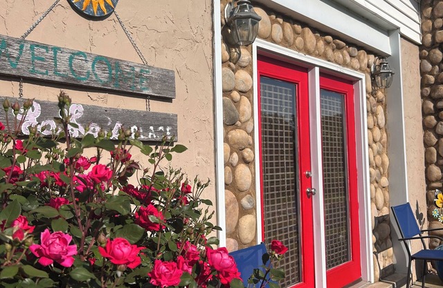“LaLa’s Place”Cozy, conveniently located country cottage, pets, carport,fire pit